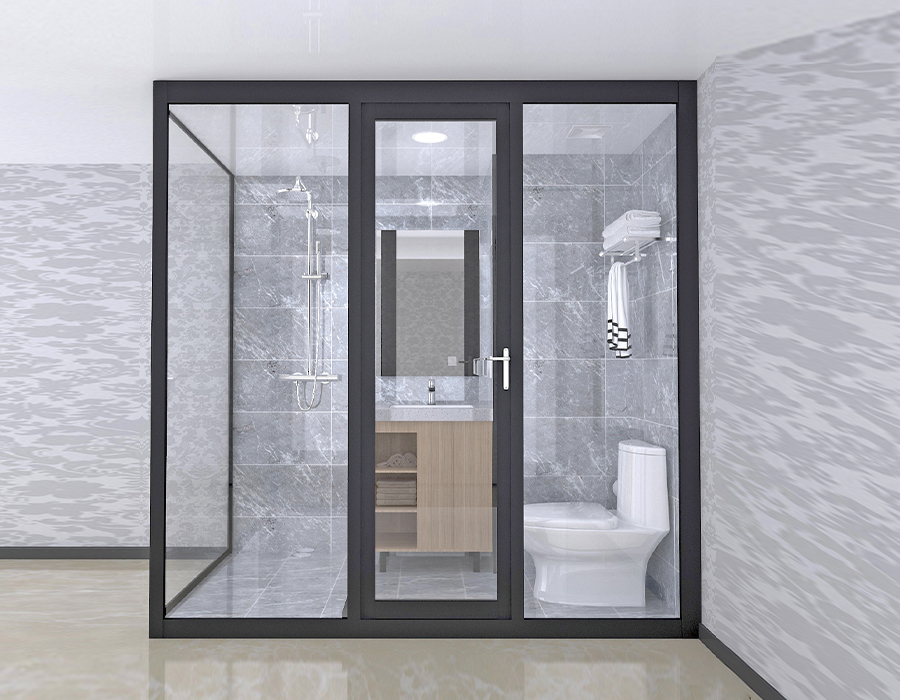 Badezimmer mit Glasmontage an der Außenwand