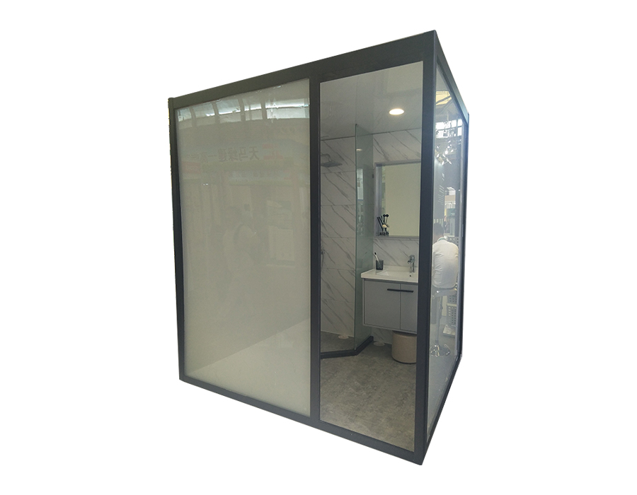 Badezimmer mit Glasmontage an der Außenwand