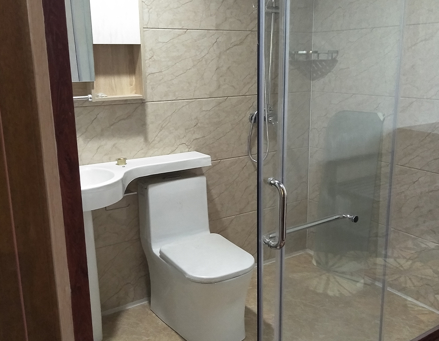 Badezimmer mit Glasmontage an der Außenwand