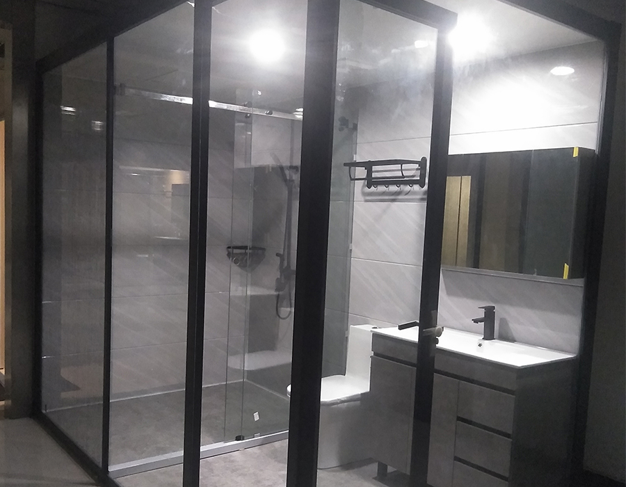 Badezimmer mit Glasmontage an der Außenwand