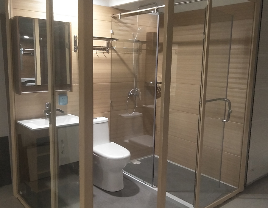 Badezimmer mit Glasmontage an der Außenwand
