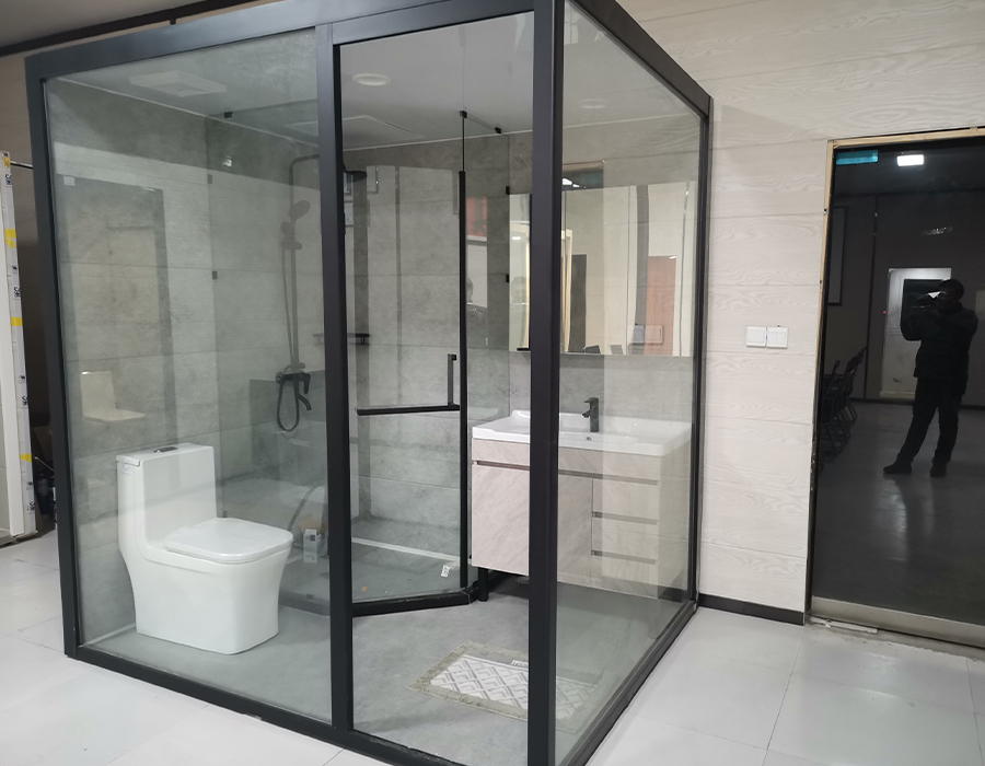 Badezimmer mit Glasmontage an der Außenwand