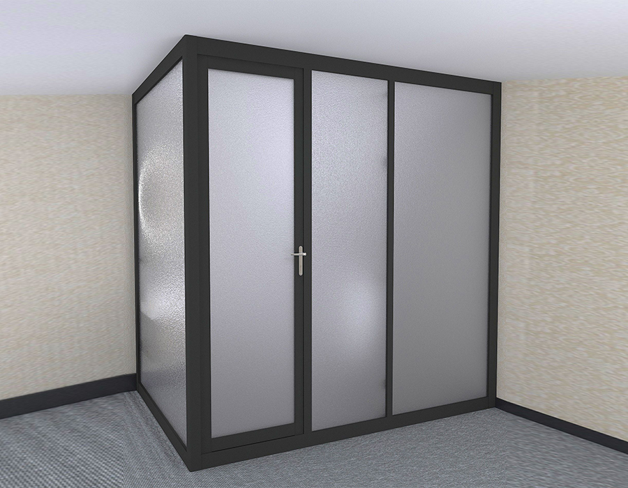 Badezimmer mit Glasmontage an der Außenwand